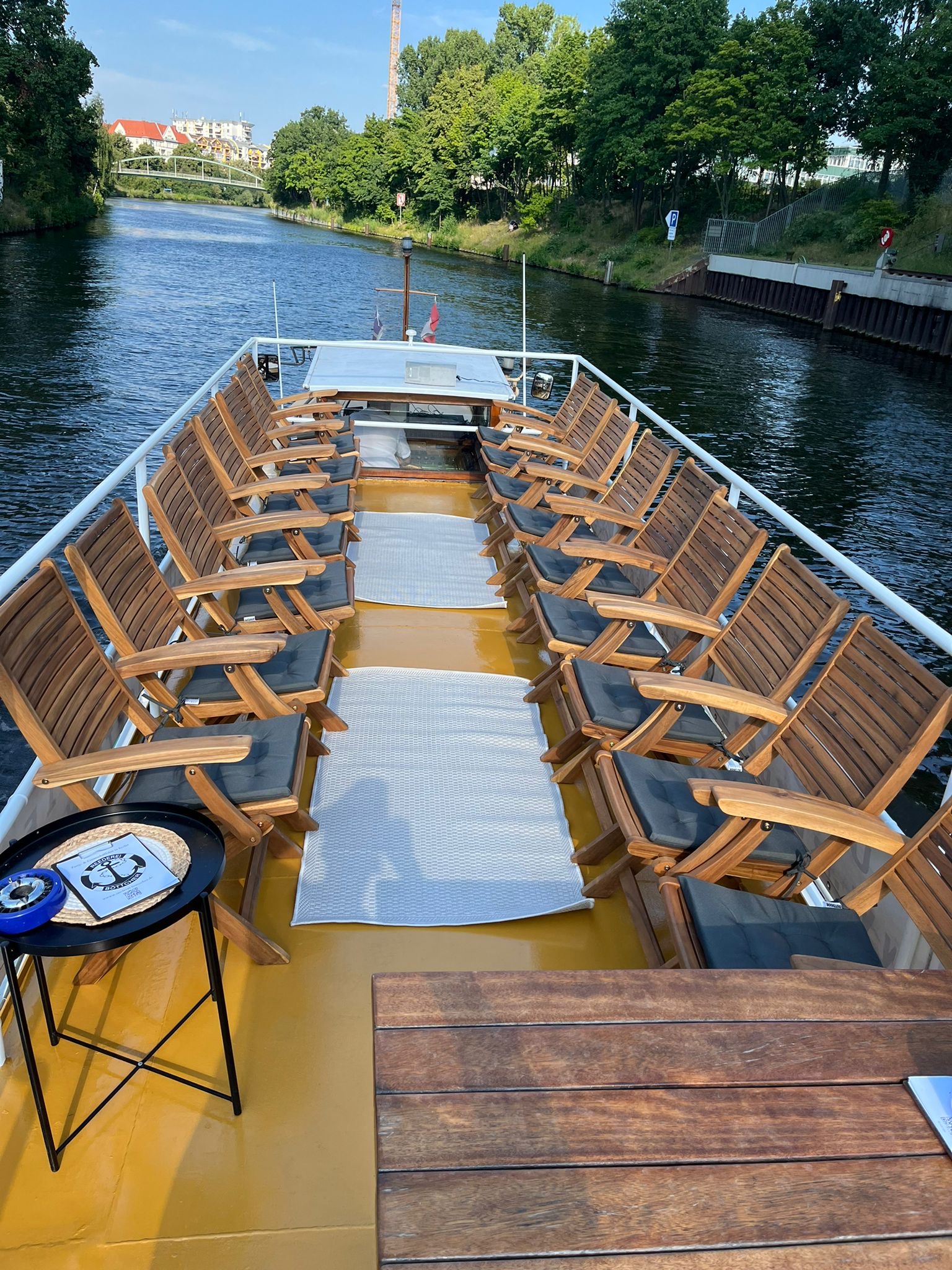 Oberdeck auf der Sylvia mit grauen Stuhlkissen