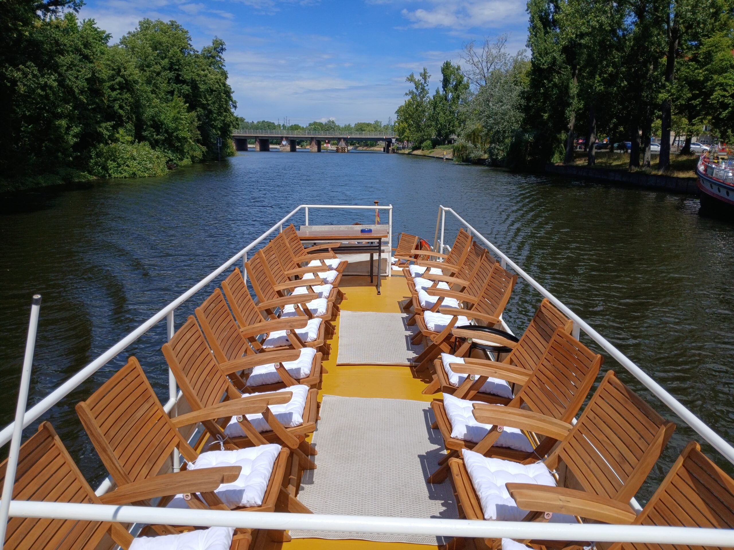 Oberdeck auf der Sylvia mit weißen Stuhlkissen