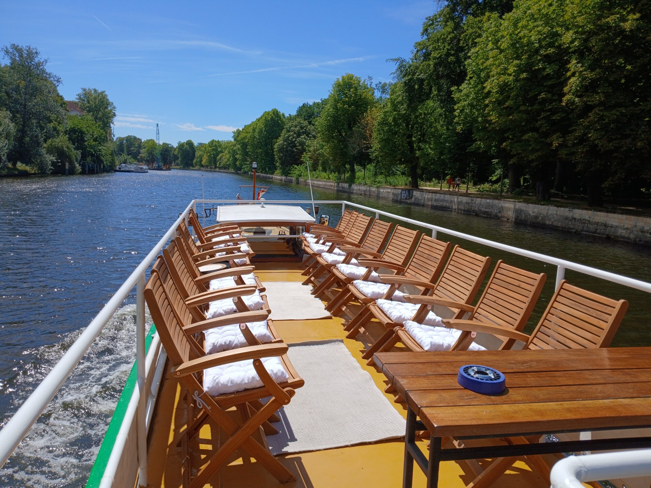 Oberdeck auf der Sylvia mit weißen Stuhlkissen