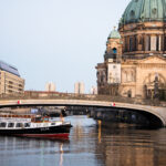 Boot MS Sylvia auf der Spree in Berlin vor dem Berliner Dom, ideal für Stadtrundfahrten und Events auf dem Wasser