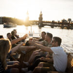 Anstoßen auf dem Sonnendeck bei Sonnenuntergang