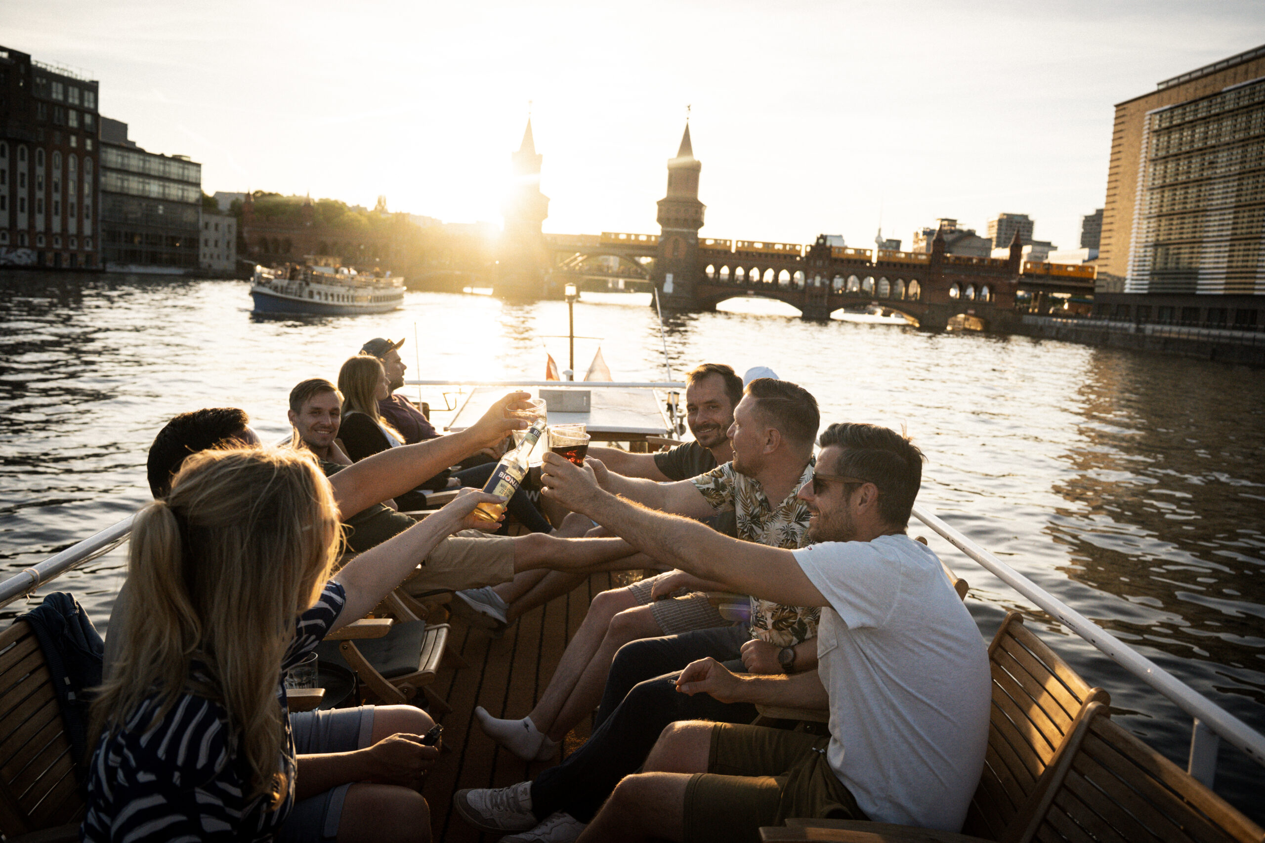 Anstoßen auf dem Sonnendeck bei Sonnenuntergang